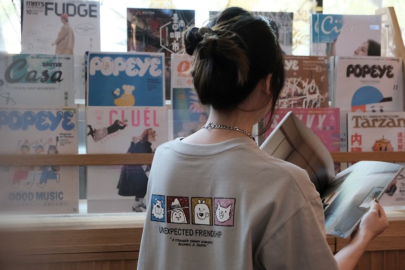 【康橋慢旅】HYGGE CAMP 圖像口袋短T 美式插畫風格 寬鬆版 - T 恤 - 棉．麻 灰色