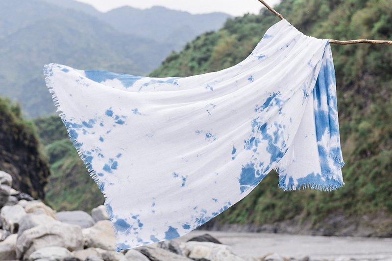 Free dye isvara blue dyed cotton scarf (sky) spring is here! series - ผ้าพันคอ - ผ้าฝ้าย/ผ้าลินิน สีน้ำเงิน