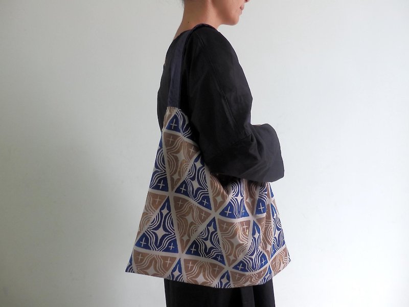 [Made to order] Shoulder bag made from a pattern / blue - กระเป๋าแมสเซนเจอร์ - วัสดุอื่นๆ สีน้ำเงิน