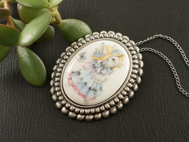Cute Bunny Rabbit Hare Porcelain Cameo Pin Brooch and Pendant Necklace Jewelry - เข็มกลัด - เครื่องลายคราม ขาว