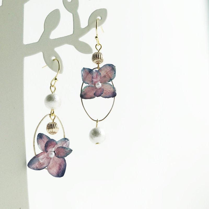 日本の綿の真珠のイヤリングと18Kの金のイヤリング（交換可能な耳のクリップ）と三次元リアルパープル青紫色の水 - ピアス・イヤリング - 寄せ植え・花 パープル