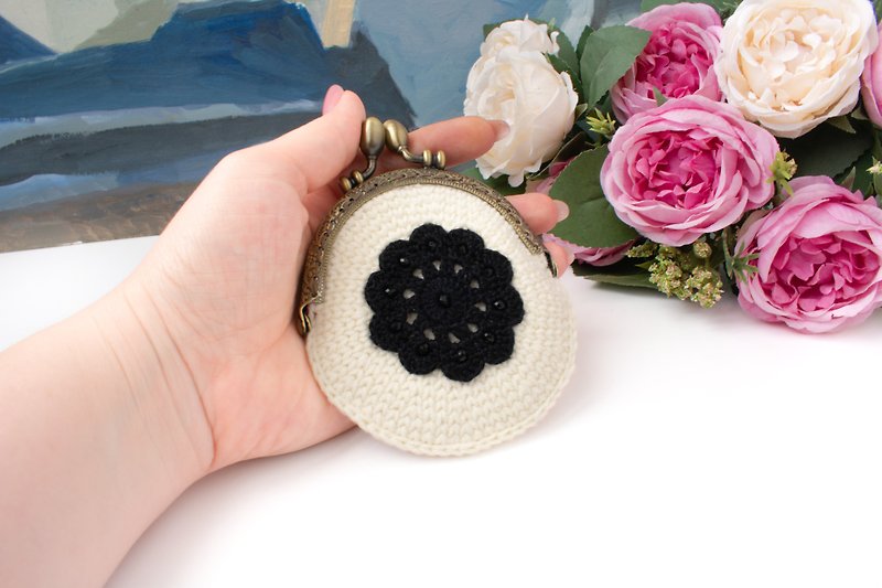Handmade crochet coin purse. Round thin wallet. Lace kisslock pouch. - กระเป๋าใส่เหรียญ - วัสดุอื่นๆ ขาว