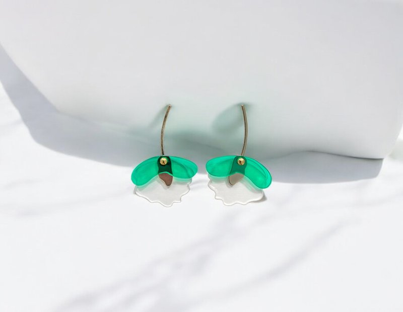 Green swinging petal earrings - ต่างหู - อะคริลิค สีเขียว