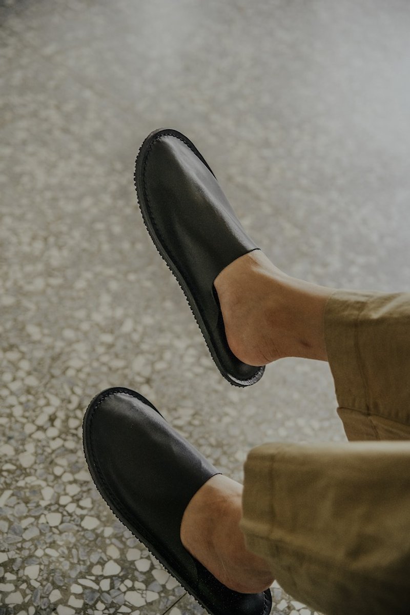 YWC Indoor Leather Slippers All Inclusive Black - รองเท้าแตะในบ้าน - หนังแท้ สีดำ