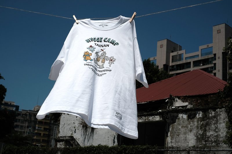 【ケンブリッジスロートラベル】HYGGE CAMP アメリカンイラスト風イメージショートTゆるバージョン - Tシャツ メンズ - コットン・麻 ホワイト