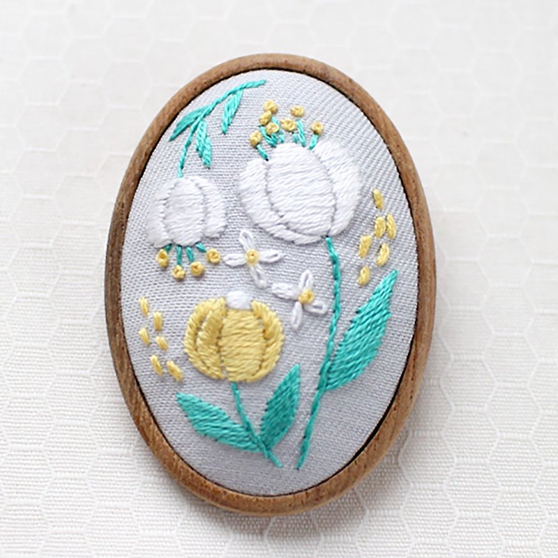 Princess Odette - Embroidery Brooch Kit - เย็บปัก/ถักทอ/ใยขนแกะ - งานปัก สีเขียว