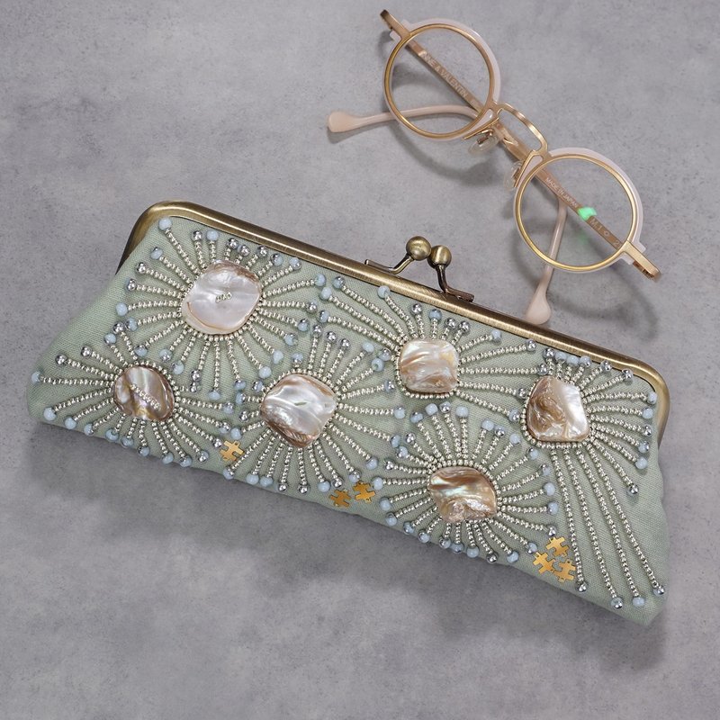 ビーズ刺繍のがま口ペンケース セージグリーンのくすみカラー 眼鏡ケースにも 一点物  母の日・敬老の日ギフトに - 眼鏡盒/眼鏡布 - 棉．麻 綠色