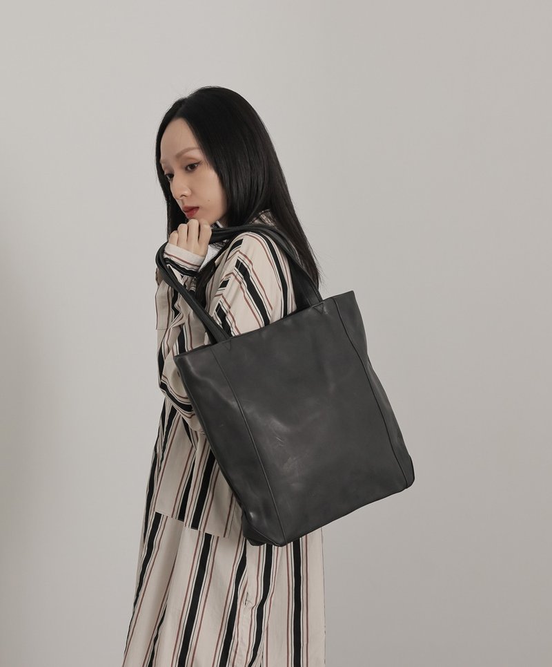 Simple design leather hand shoulder side back tote bag black gray - กระเป๋าถือ - หนังแท้ สีเทา