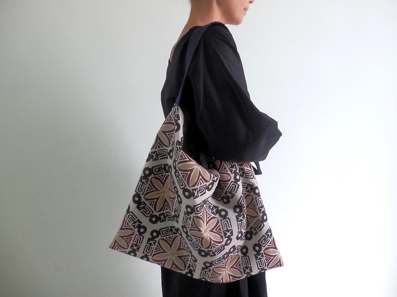 Shoulder bag made from pattern / Brown - Messenger Bags & Sling Bags - Cotton & Hemp Brown