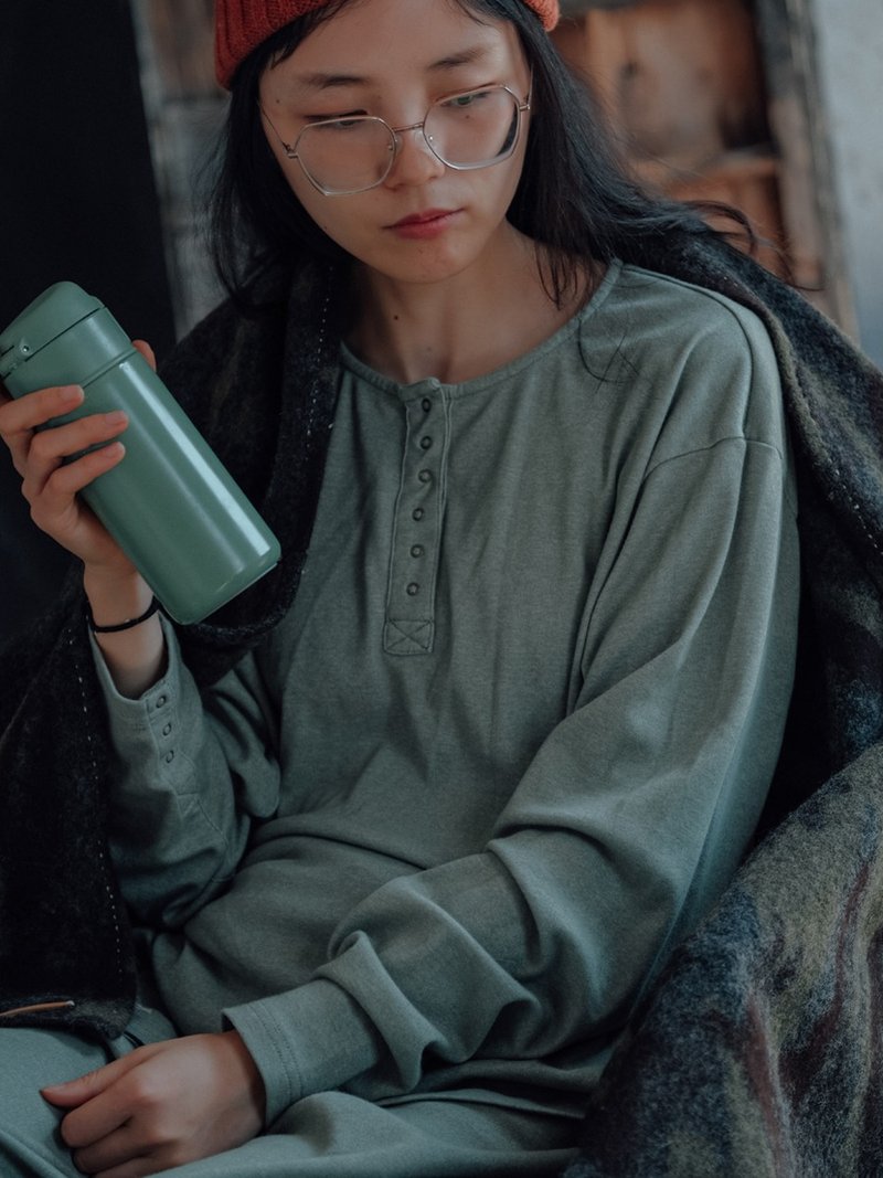 Lazy cat 米厥綠色 復古棉內搭衫 居家服T恤 - 女上衣/長袖上衣 - 棉．麻 綠色