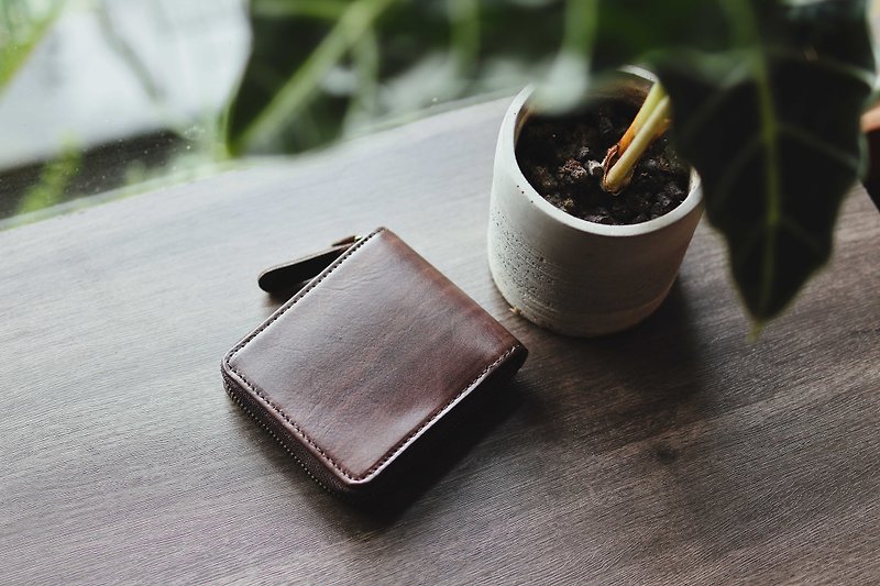 [Customized name] Hand-dyed vegetable leather genuine leather zipper short clip/wallet 2 colors graduation season - Wallets - Genuine Leather Brown
