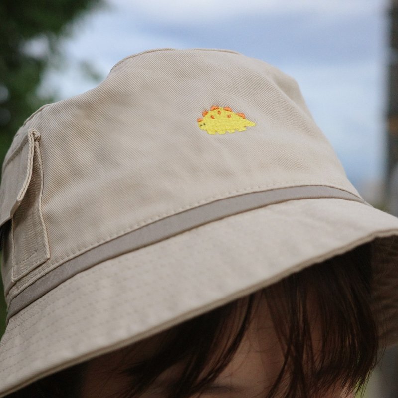 Stegosaurus Pocket Detachable Hat String Bucket Hat - Khaki - หมวก - ผ้าฝ้าย/ผ้าลินิน สีกากี