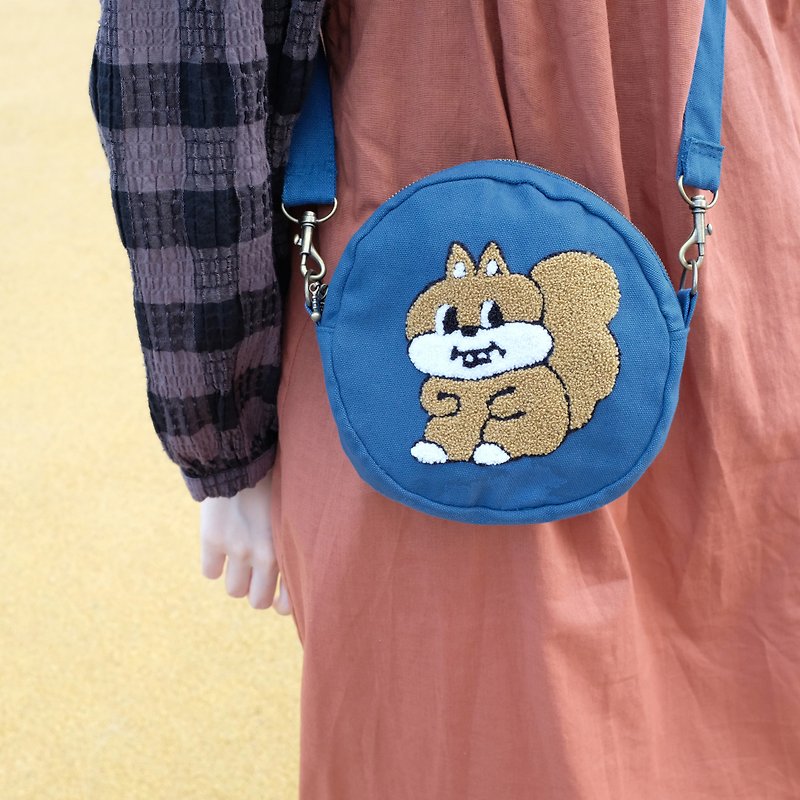 Hairy squirrel dual-purpose small round bag - กระเป๋าแมสเซนเจอร์ - ผ้าฝ้าย/ผ้าลินิน สีนำ้ตาล
