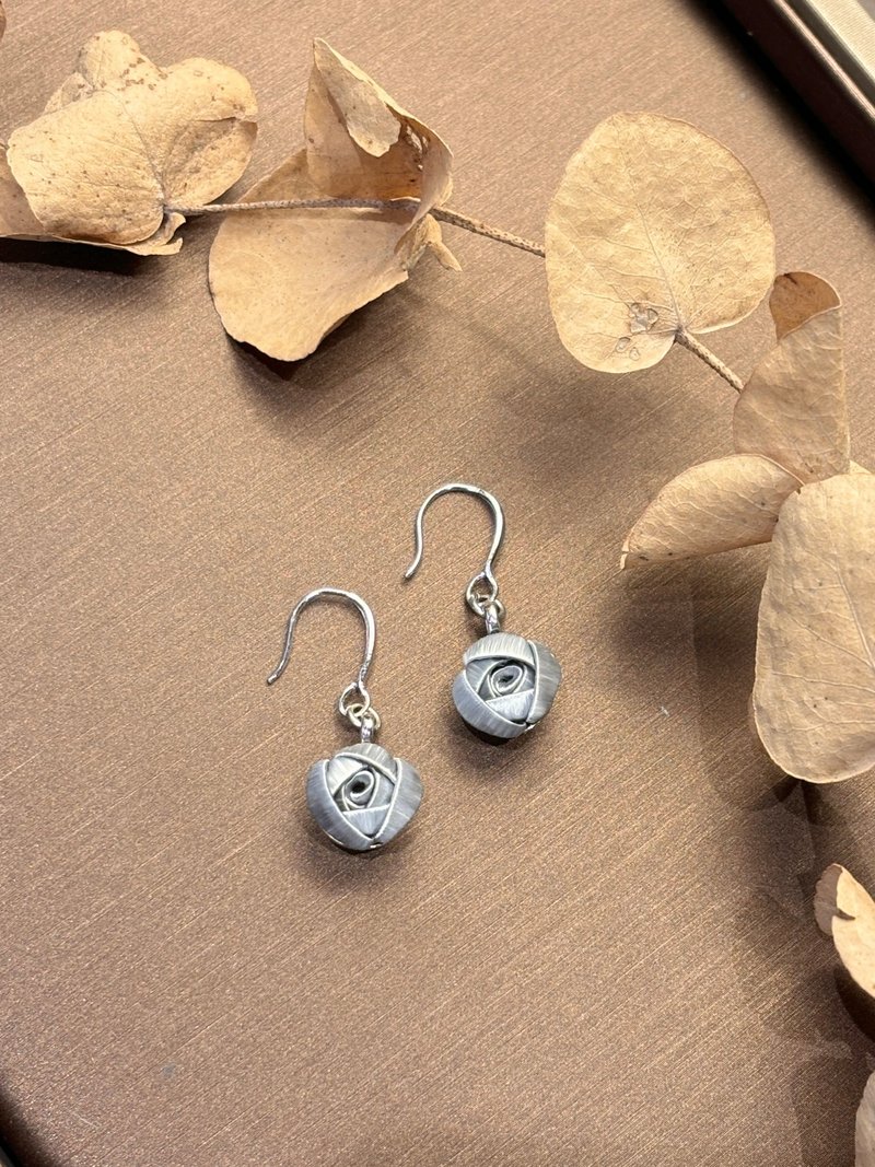 【Re-Re】 Silk Flora-Single Little Rose Earrings - Crescent Blue - Earrings & Clip-ons - Silk Gray