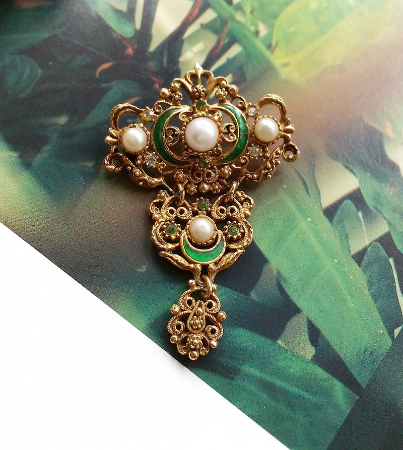 Western antique jewelry. FLORENZA Victorian style green enamel crescent pin - เข็มกลัด/พิน - โลหะ สีทอง
