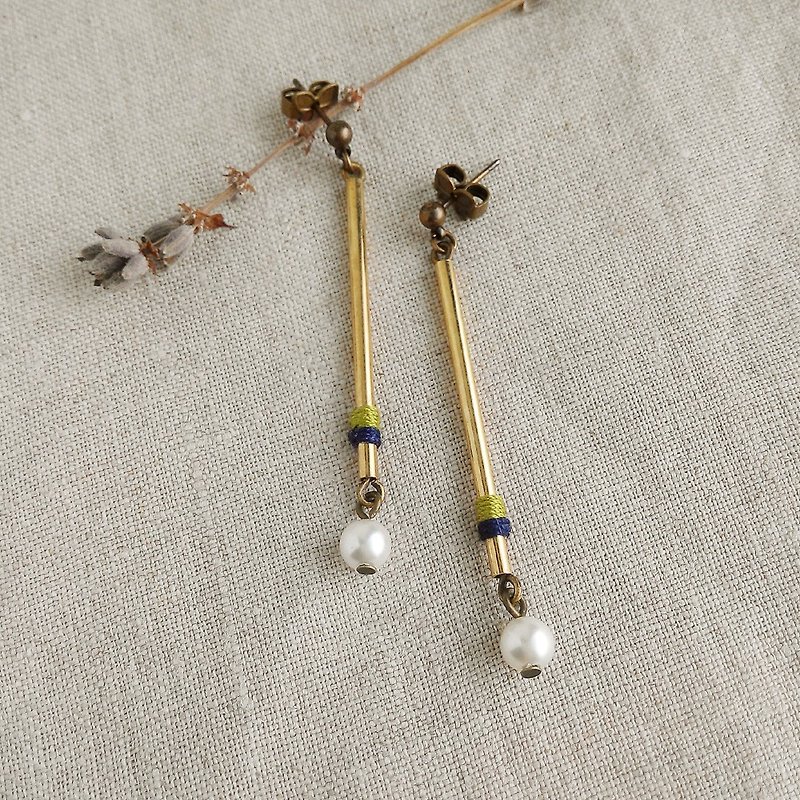 Minimalist color tube earrings (olive green + dark blue) macrame - ต่างหู - โลหะ สีทอง