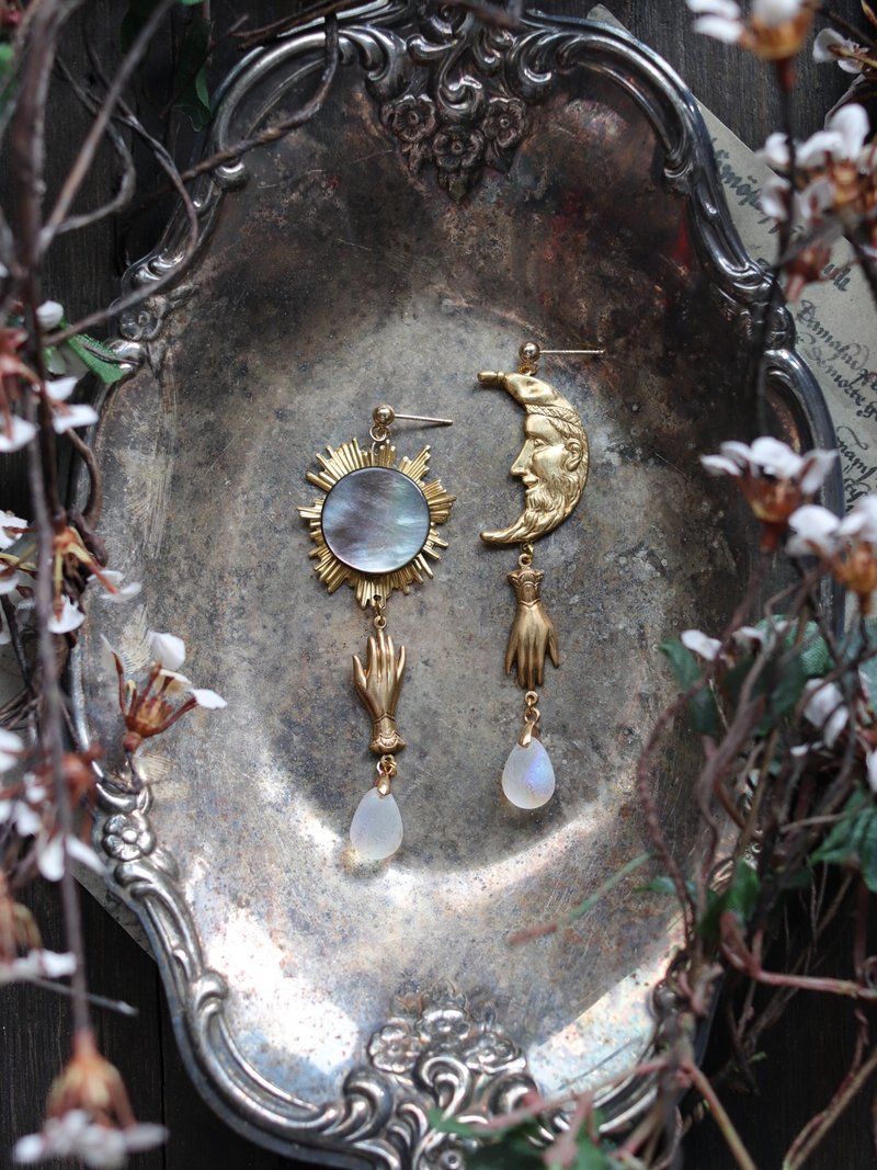 Retro Brass Black Butterfly Bronze Earrings Moonlight Night - ต่างหู - ทองแดงทองเหลือง สีทอง