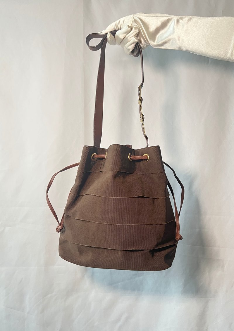 Ferragamo啡色水桶包 稀有金色金屬牌肩帶 側背斜揹肩背袋 中古 - 束口袋/束口背包/水桶包 - 其他材質 咖啡色