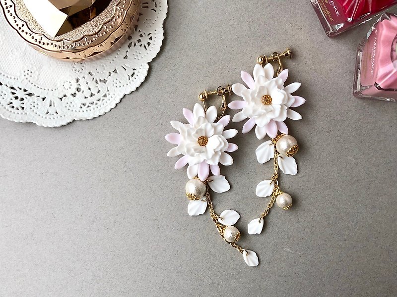 Fragile beautiful monthly beauty symmetry【metal allergy-safe】 - Earrings & Clip-ons - Clay White