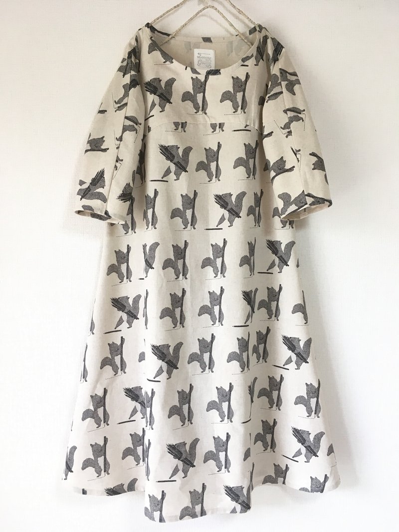 Squirrel pattern flare one piece - ชุดเดรส - ผ้าฝ้าย/ผ้าลินิน สีนำ้ตาล