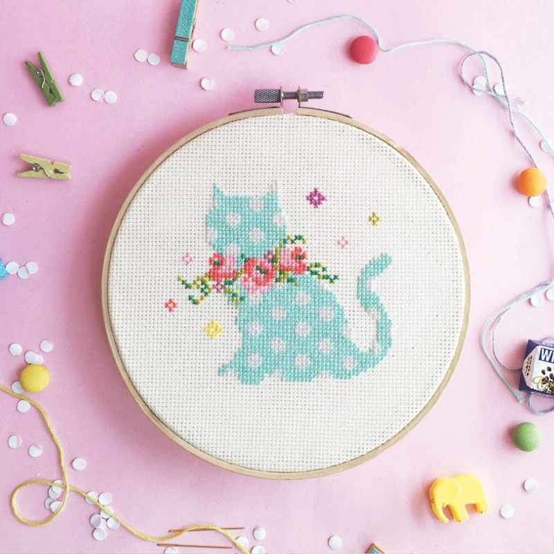 Cross Stitch KIT - Kitten with Floral Wreaths - เย็บปัก/ถักทอ/ใยขนแกะ - ผ้าฝ้าย/ผ้าลินิน สีน้ำเงิน