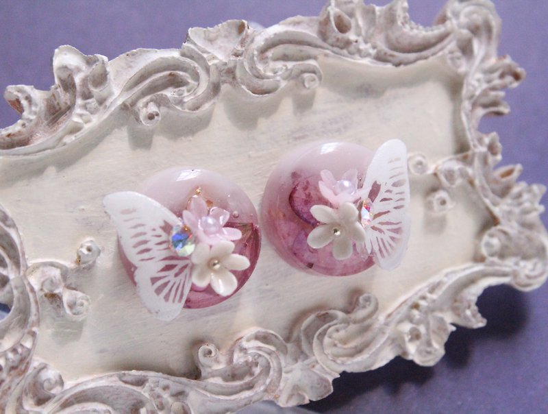 【UV Resin】Butterfly/ dried flower stainless steel stud/ clip on - Earrings & Clip-ons - Plants & Flowers White
