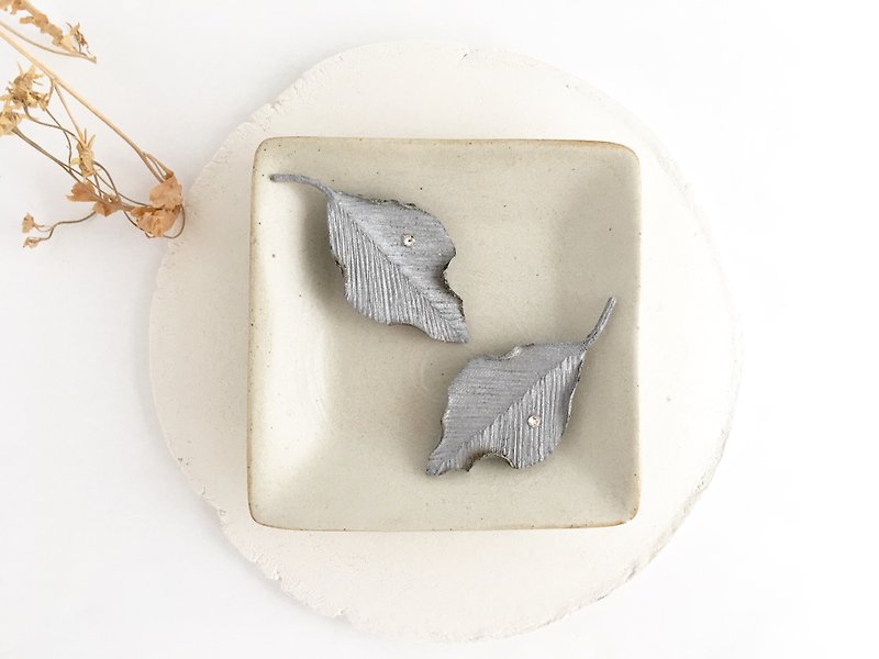 Chic leaf brooch (silver) - เข็มกลัด - ผ้าฝ้าย/ผ้าลินิน สีเงิน