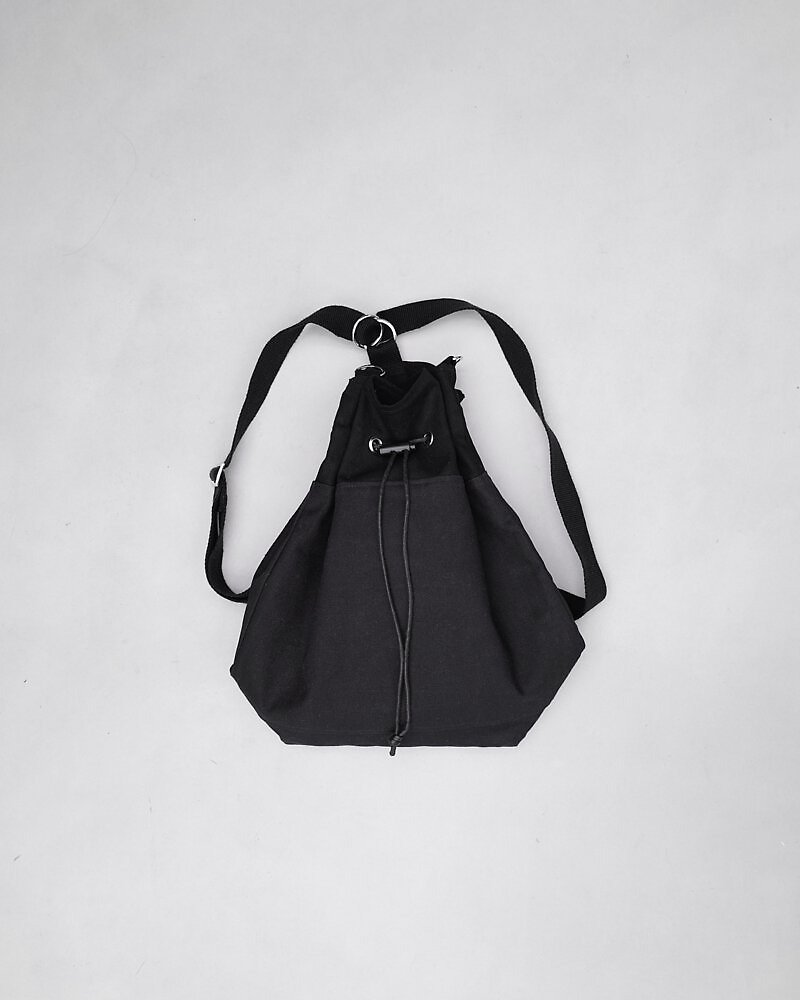 Side back handmade bucket bag small - กระเป๋าหูรูด - ผ้าฝ้าย/ผ้าลินิน สีดำ