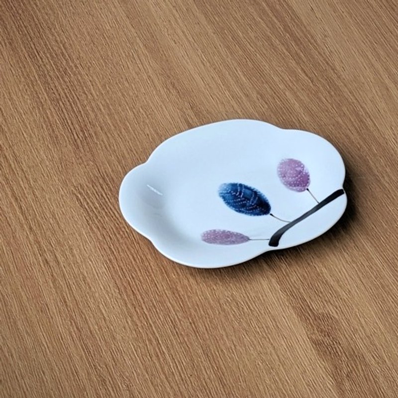 Kochia flower-shaped small plate - Small Plates & Saucers - Pottery 