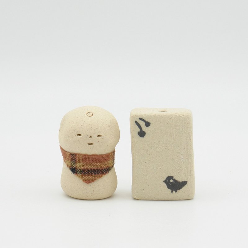 手作り陶人形　小さなお地蔵さまとお花たてセット - 擺飾/家飾品 - 陶 卡其色