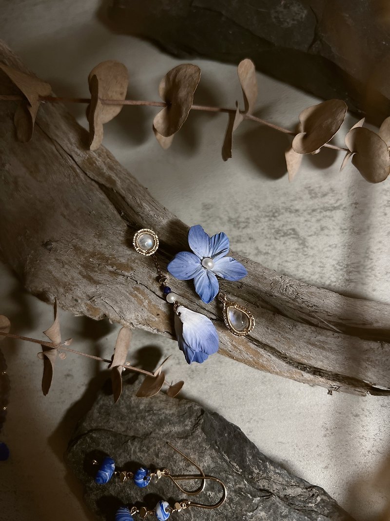 Dark Blue Little Feiyan•Asymmetrical moonstone flower dangle earrings - ต่างหู - เครื่องประดับ สีน้ำเงิน