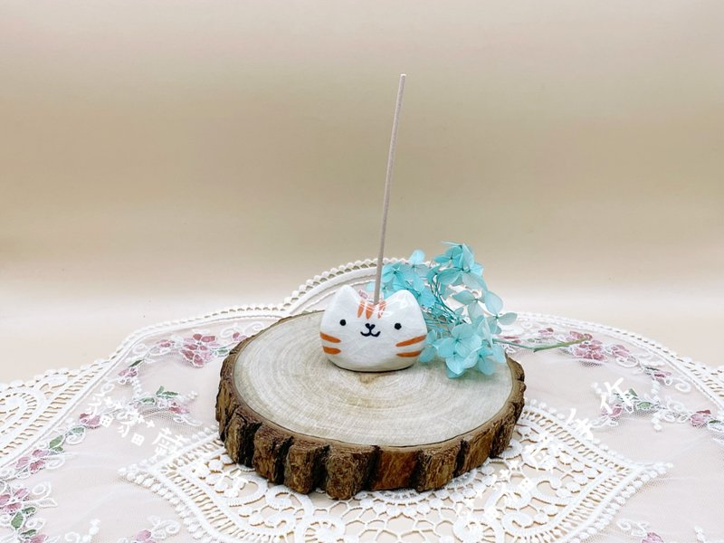 橘貓貓 線香座  薰香  療癒小物  瓷貓 多用途陶器  貓貓蕨手 - 香氛/精油/擴香 - 瓷 橘色