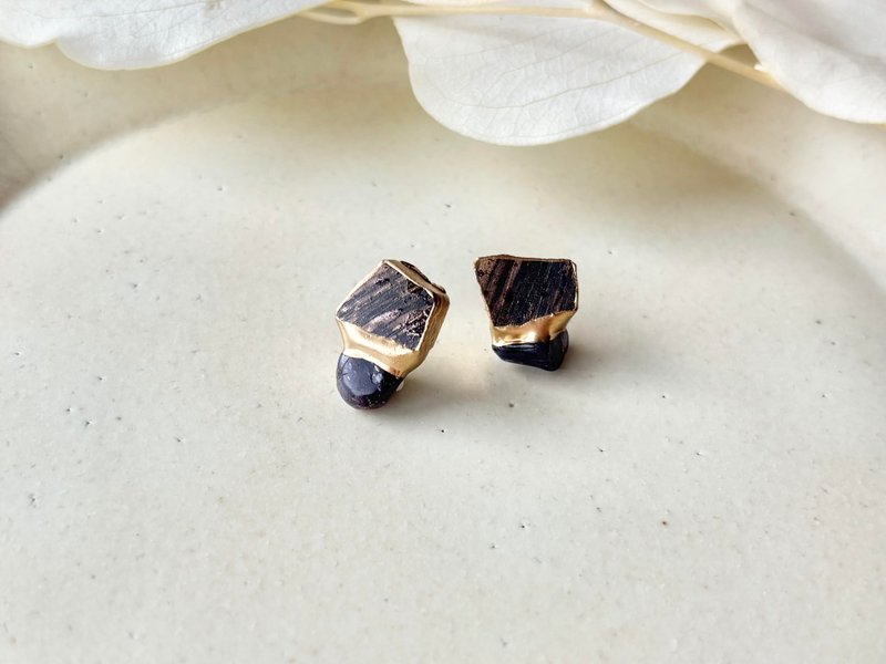 【金具が選べる】有田焼　金継ぎ　ピアス　イヤリング　深い茶色　ゴールド　アイオライト　天然石　伝統工芸　No.340 - 耳環/耳夾/耳骨夾 - 陶 咖啡色