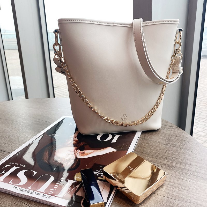 Leather bucket bag with chain -off white - กระเป๋าแมสเซนเจอร์ - หนังเทียม ขาว