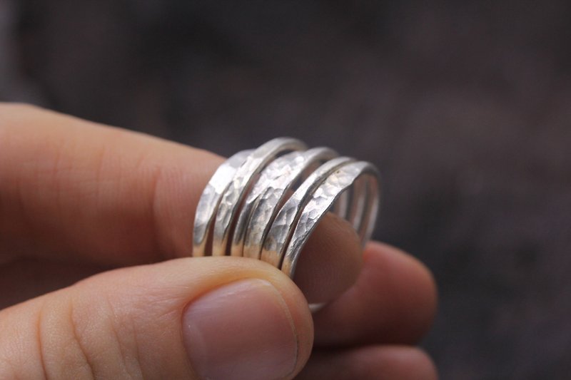 Set of 6 handmade silver stackable rings with hammered surface (R0061) - แหวนทั่วไป - เงิน สีเงิน