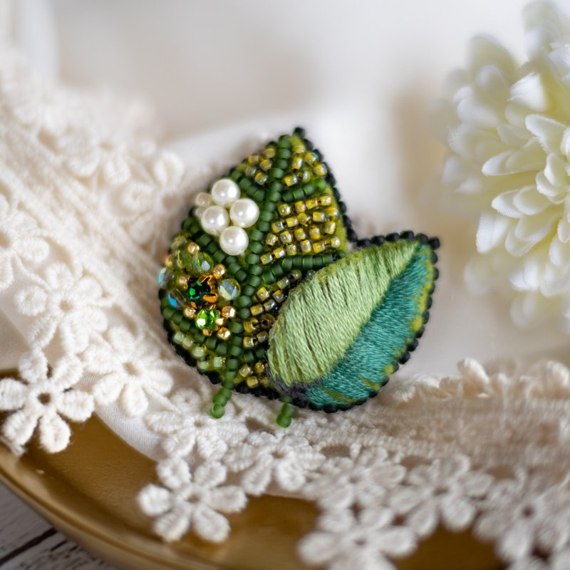 Beads and embroidery, leaf brooch - เข็มกลัด - งานปัก สีเขียว