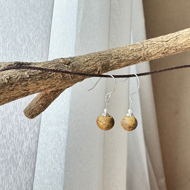 Agarwood Kyara earrings, with silver ear pins, pearl, one pair. - ต่างหู - ไม้ 