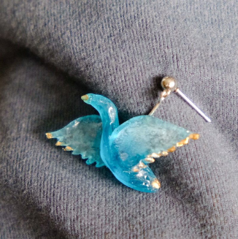 【飞ぶ鸟】Sea Glass Flying Bird Ear Rings Sea Glass Flying Bird Ear Rings - Earrings & Clip-ons - Resin Blue