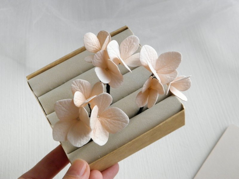 Peach flower hair pins Hydrangea wedding hair piece Floral headpiece bride - 髮夾/髮圈 - 其他材質 白色