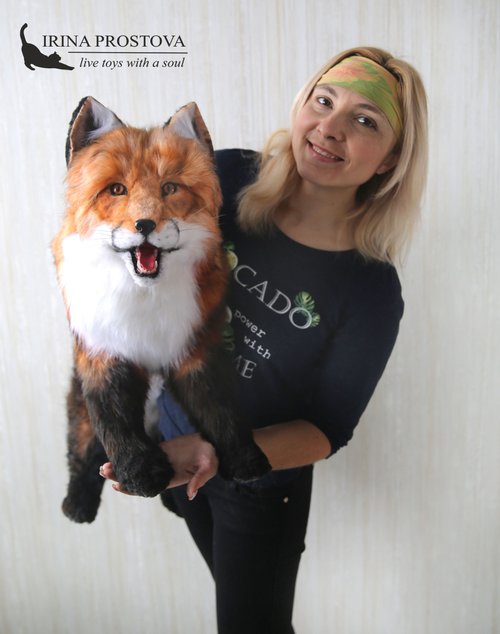 キツネのリアルなぬいぐるみ。オークのおもちゃ。アカギツネの