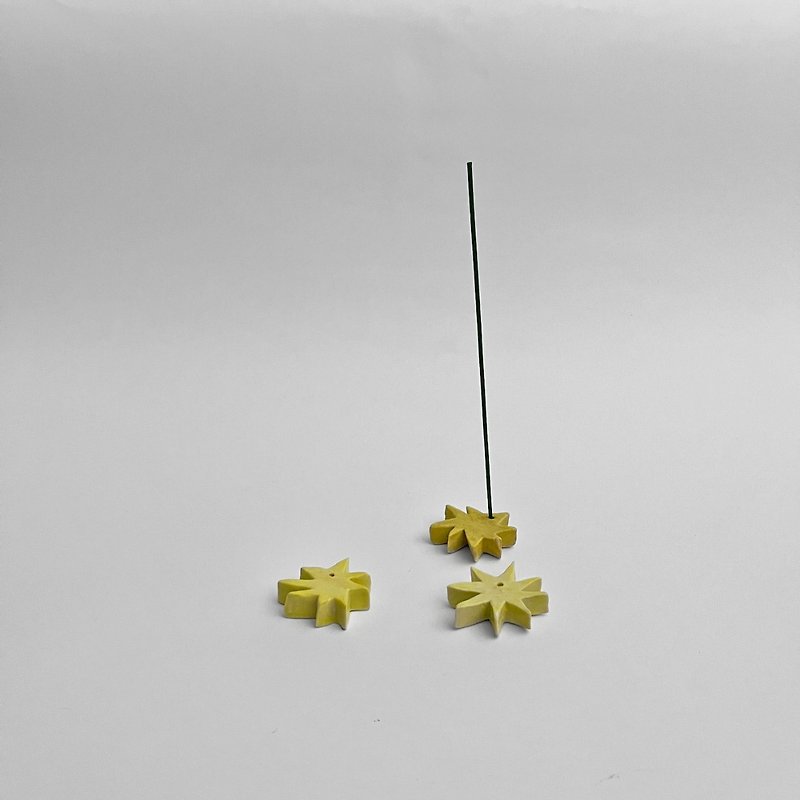 Eight-pointed star ceramic incense stand - น้ำหอม - เครื่องลายคราม สีเหลือง