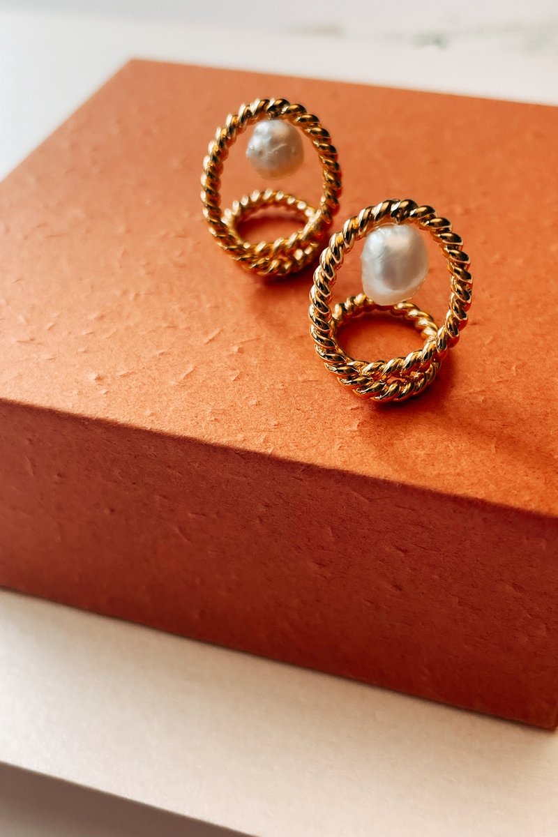 Three-dimensional round simple baroque pearl earrings/sterling silver earrings/limited product - Earrings & Clip-ons - Sterling Silver Gold