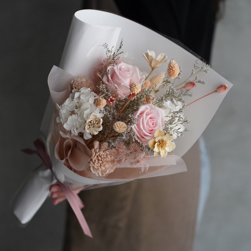 ロマンチックなベビーピンクの永遠のバラの花束 - ドライフラワー・ブーケ - 寄せ植え・花 ピンク