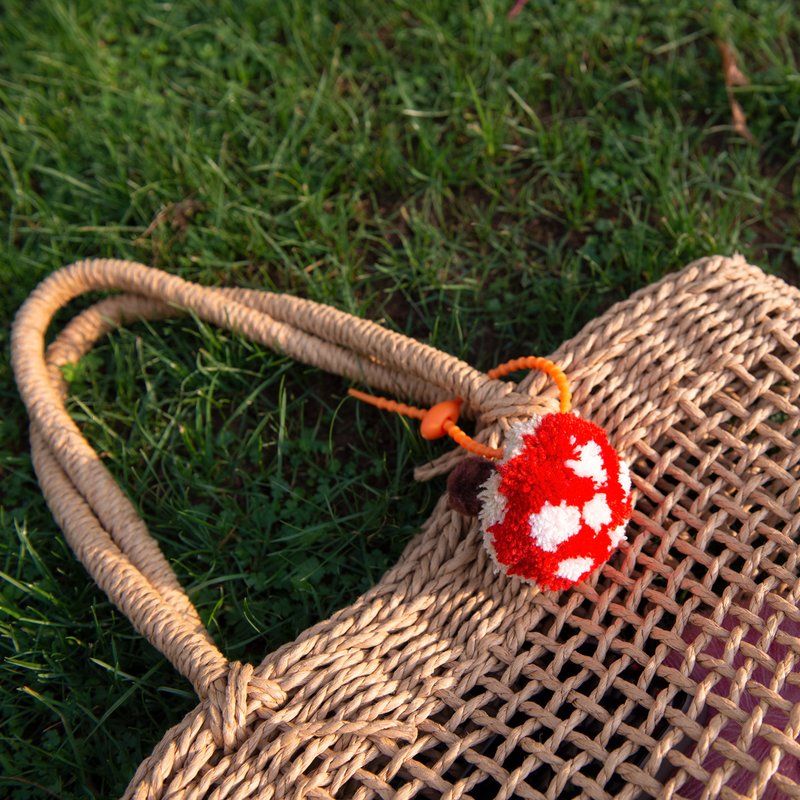 Amanita muscaria-hand-tufted three-dimensional mushroom keychain-handmade/gift/charm/keychain/cute - ที่ห้อยกุญแจ - ขนแกะ สีแดง