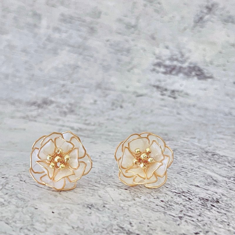 Cream White Camellia 2way Handmade Crystal Flower Earrings/Painless Clip-On UV Wear Accessories - ต่างหู - เรซิน ขาว