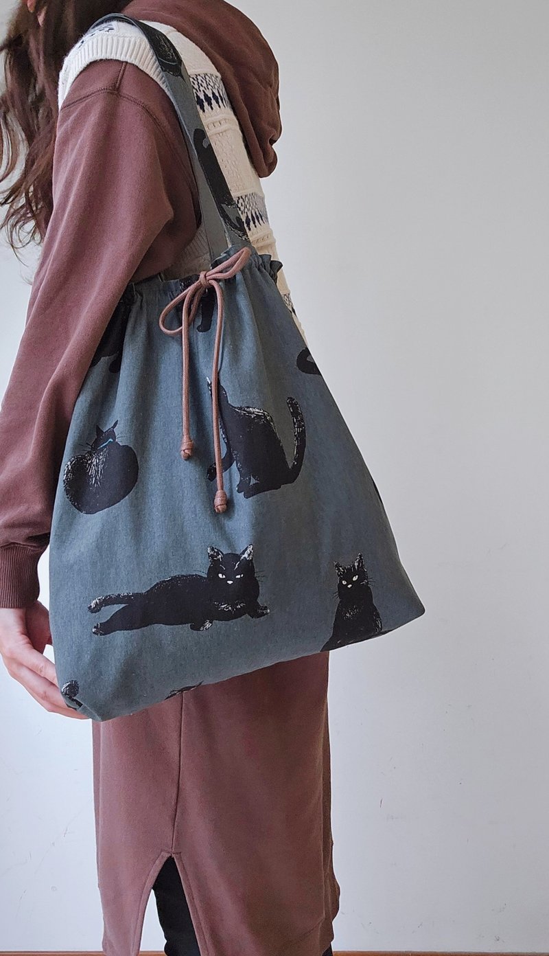 [Large drawstring series] Japanese black cat shoulder bag drawstring bag shopping bag large capacity design handmade bag - Drawstring Bags - Cotton & Hemp Gray