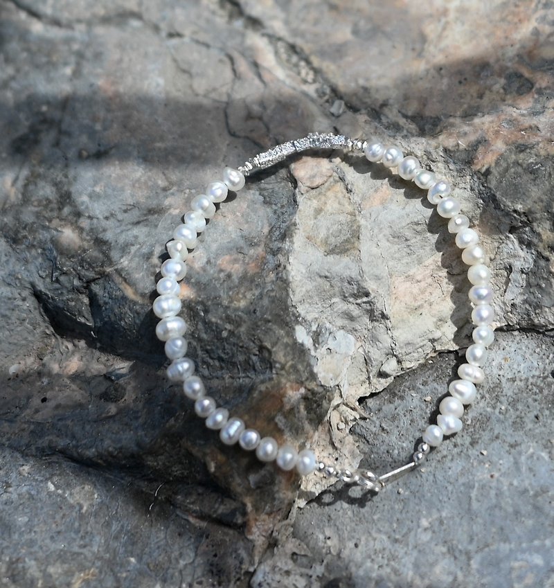 Moon. Natural conformable pearl ore 925 sterling silver thin bracelet that softens the mood and the energy of the sea - สร้อยข้อมือ - เครื่องเพชรพลอย ขาว