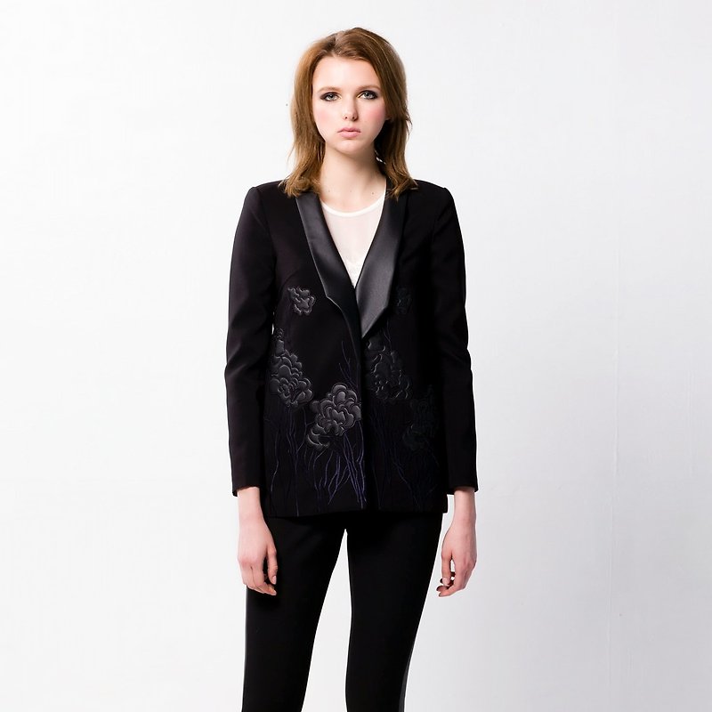 Shawl collar coat with leather embroidery - เสื้อสูท/เสื้อคลุมยาว - หนังเทียม สีดำ