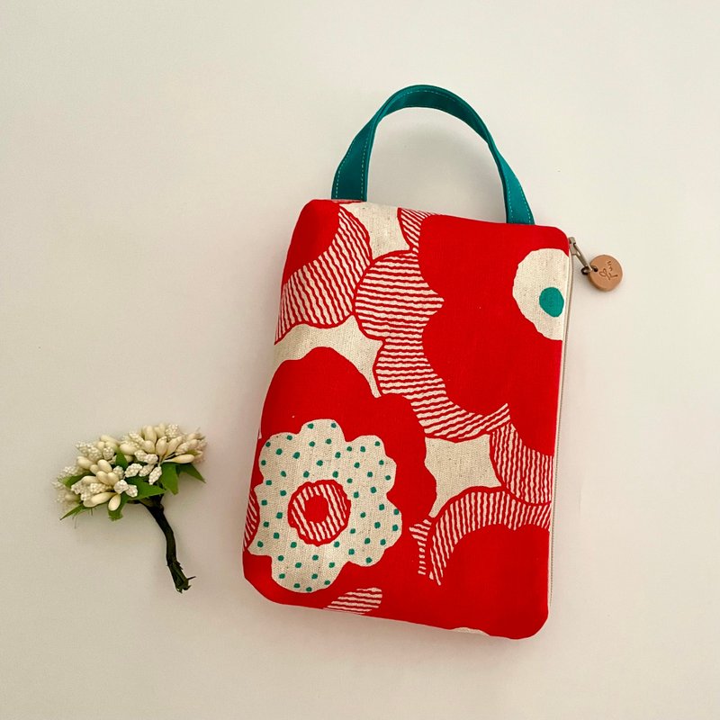 Poppy flower. Handheld storage bag. Internal pockets on both sides. It's easy to store cell phones and cotton pads. Japanese design cloth - กระเป๋าเครื่องสำอาง - ผ้าฝ้าย/ผ้าลินิน สีแดง