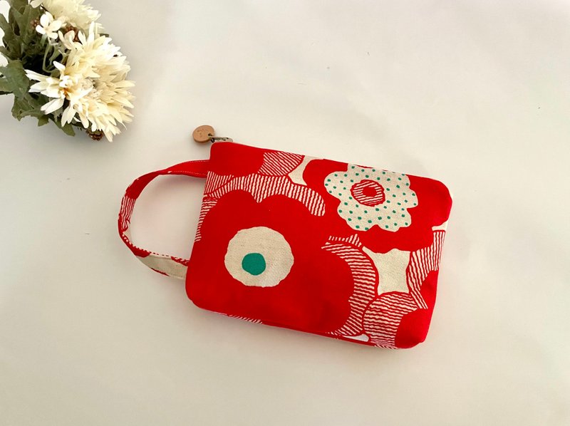 Poppy. Handheld Pouch. Dual Inner Pockets. Fits Phones & Passbooks. Japanese Designer Fabric. - กระเป๋าเครื่องสำอาง - ผ้าฝ้าย/ผ้าลินิน สีแดง
